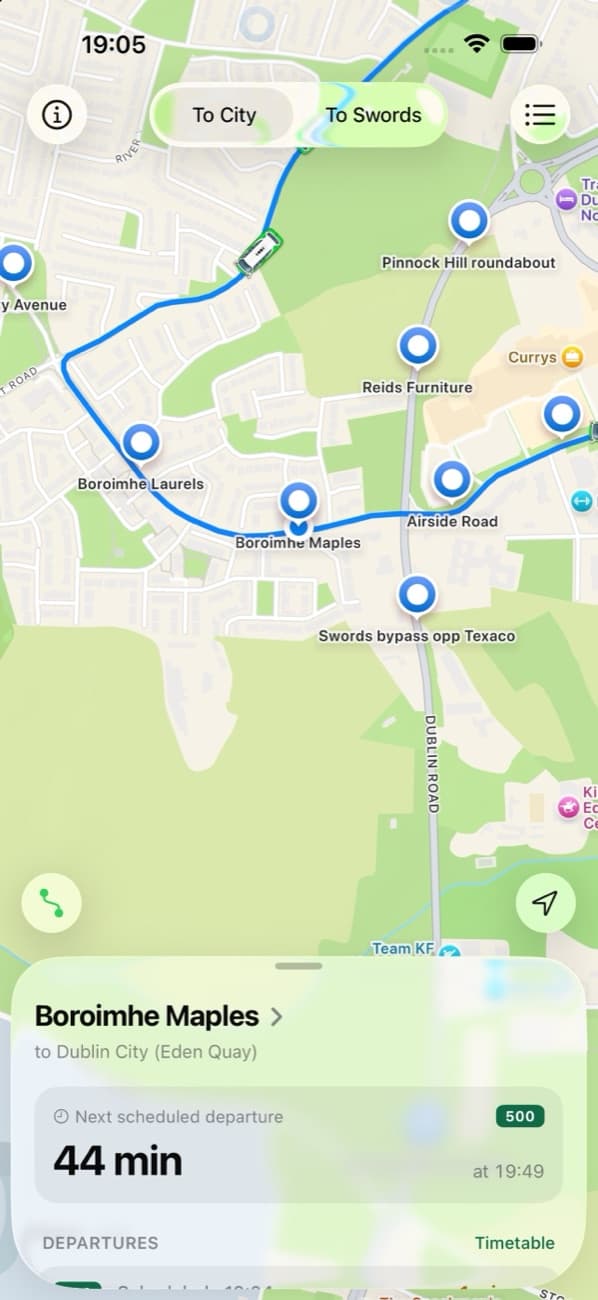 Map with the 500 route traced in blue and a live bus on it